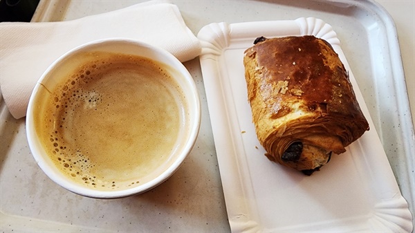프랑스의 흔한 조식, 초콜릿빵인 팽오쇼콜라와 커피