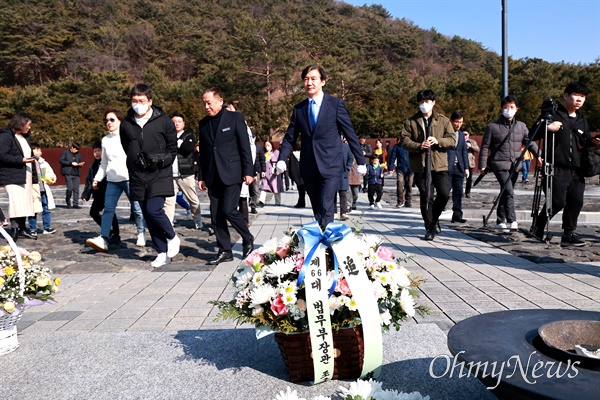 조국 전 법무부 장관, 12일 오후 봉하마을 방문해 노무현 전 대통령 묘소 참배.