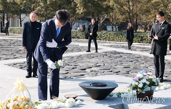  조국 전 법무부 장관, 12일 오후 봉하마을 방문해 노무현 전 대통령 묘소 참배.