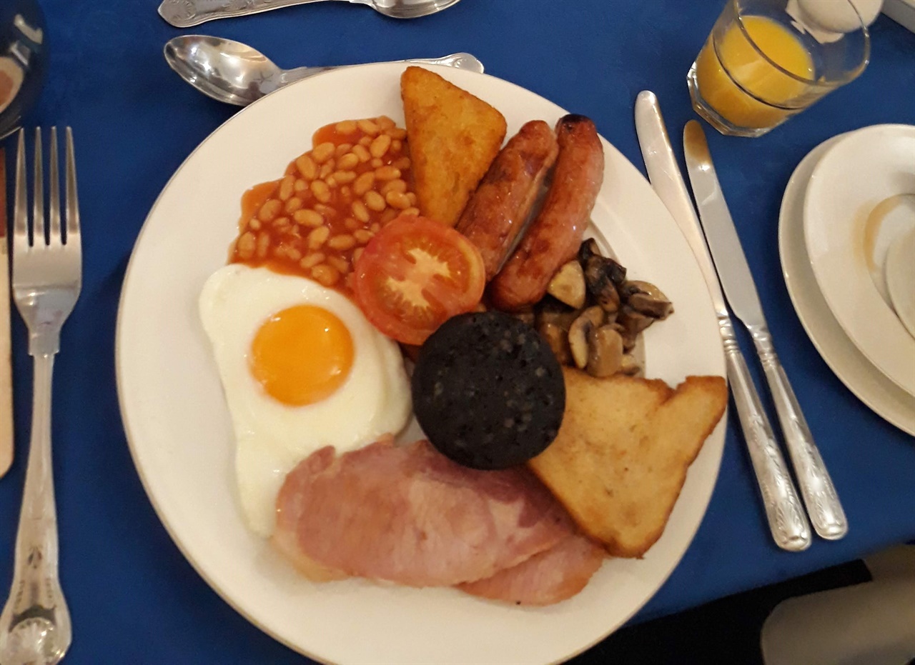 영국인들의 아침 식사에 블랙푸딩.