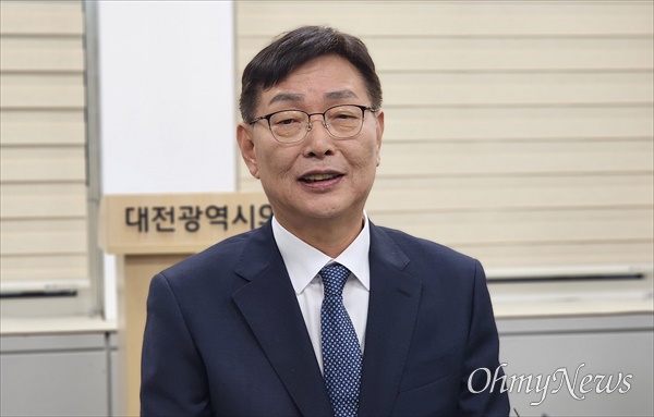 민주당 제17호 인재영입 인사인 김제선 희망제작소 이사가 13일 대전시의회에서 대전 중구청장 재선거 출마 의사를 밝혔다.