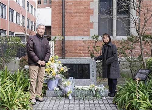 윤동주 시비 앞에서 거행된 헌화식에 참석한 미즈노 우에키 전 교토대학 교수(왼쪽)와 우에노 미야코 시인