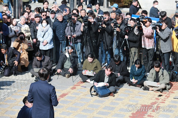 '조국에게 쏠린 시선' 조국 전 법무부 장관이 13일 부산민주공원에서 신당 창당을 선언하고 있다.