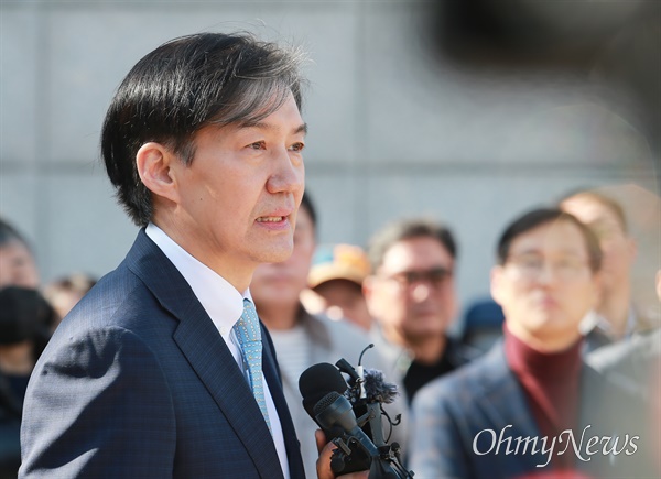 조국 전 법무부 장관이 13일 부산민주공원에서 신당 창당을 선언하고 있다.