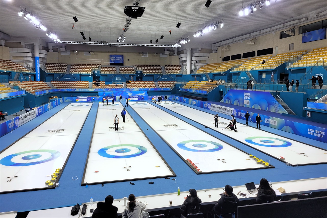  제105회 전국동계체육대회 컬링 종목 경기가 열리고 있는 강릉컬링센터의 모습.