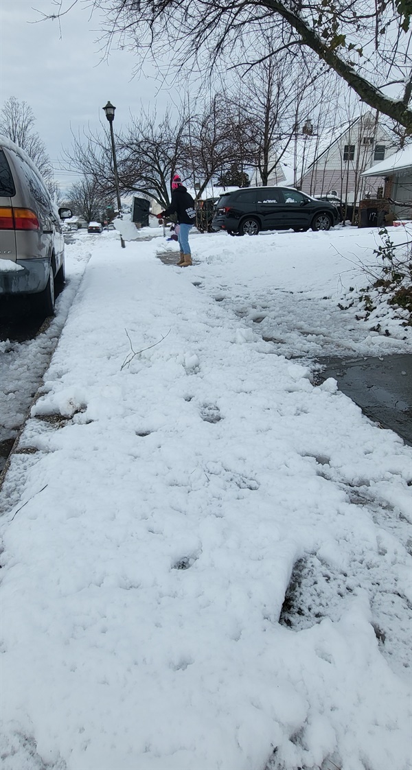 뉴욕시의 경우 눈이 내린 후 4시간 이내에 집 앞과 인도의 눈을 치워야 한다. 때문에 눈 예보가 있으면 'Snow Removal' 혹은 'Shovel Work' 눈을 치워주는 아르바이트를 하려는 십대들이 게시판에 광고를 띄운다. 