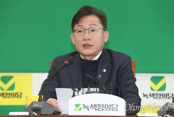 배진교 녹색정의당 원내대표가 14일 서울 여의도 국회에서 열린 의원총회에서 발언하고 있다.