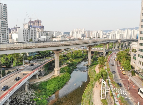 서울시가 정릉천과 청계천에서 한강까지 이어지는 자전거 전용 도로를 15일 개통한다.