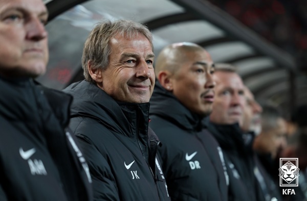 위르겐 클린스만 한국 대표팀을 이끈 클린스만 감독은 이번 2023 아시안컵에서 매 경기 실망스러운 경기력으로 아쉬움을 남겼다. 