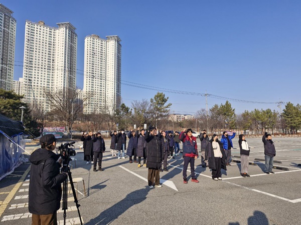 옵티칼 오후 약식집회를 김설해씨가 촬영하고 있다.