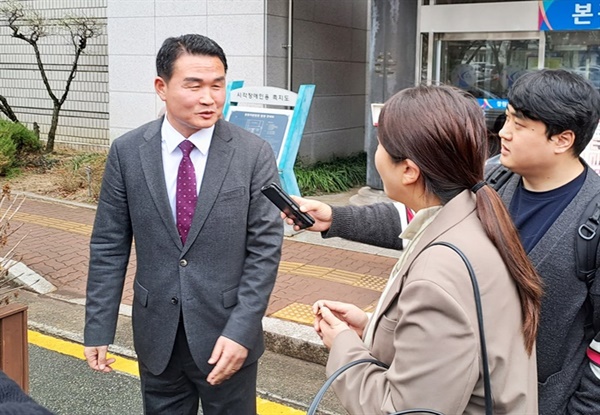 박종우 거제시장이 14일 부산고등법원 창원재판부에서 항소심 첫 재판을 받은 뒤 법원 앞에서 취재진 질문에 답변하고 있다.  
