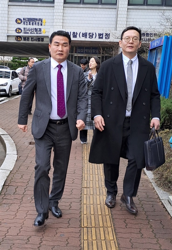 박종우 거제시장이 14일 부산고등법원 창원재판부서 항소심 첫 재판을 받기 위해 변호사와 함께 출석하고 있다.  