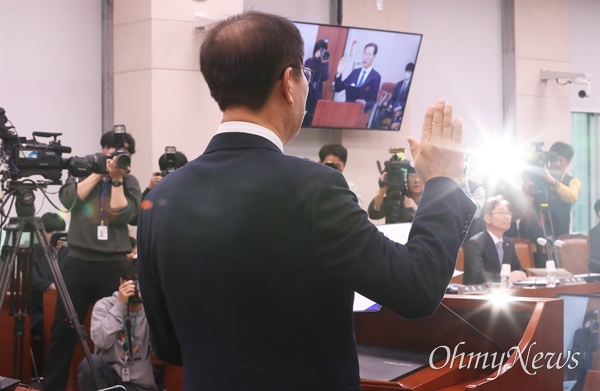 박성재 법무부장관 후보자가 15일 오전 서울 여의도 국회에서 열린 인사청문회에서 증인 선서를 하고 있다. 