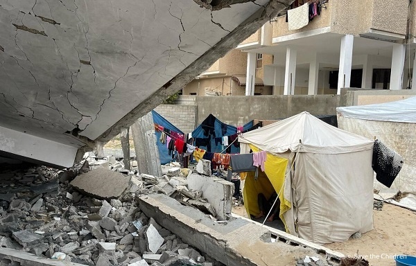 가자지구 남부 라파 지역에서 폭격으로 무너진 건물 아래 세워진 피난민 텐트.