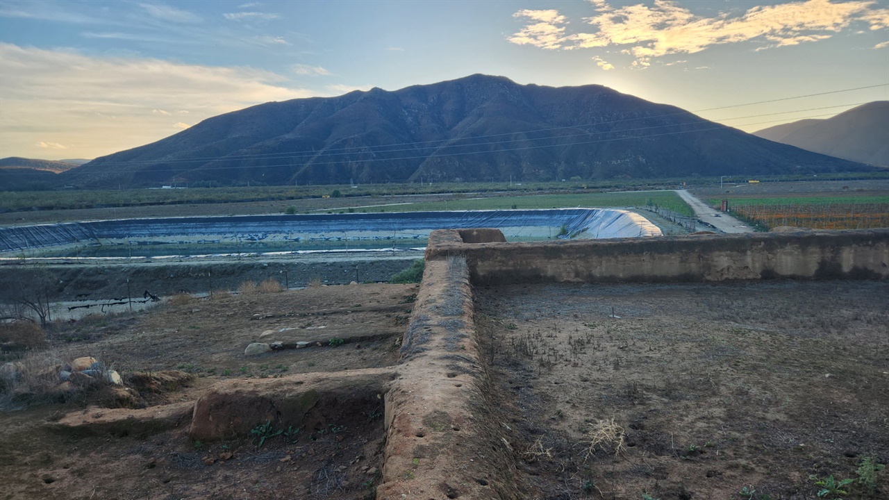 산 비센테 페레르미션(Mision de San Vicente Ferrer) 폐허 유적지 너머의 농지와 농업용수로 사용하기위해 마련한 저수조