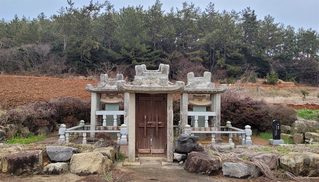 선도의 매계마을 초입에 세워져 있는 밀양 박씨 효열각(1934년).