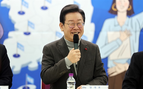 더불어민주당 이재명 대표가 15일 오후 충북대학교 오창캠퍼스에서 열린 '지역 거점대학 경쟁력 강화' 정책간담회에서 모두 발언하고 있다.