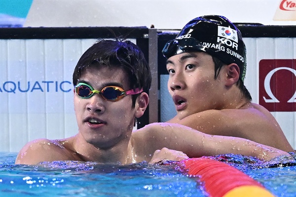  중국의 판잔러(왼쪽)가 2024년 2월 15일 도하 아스파이어 돔에서 열린 2024 세계수영선수권대회 남자 자유형 100m 결승에서 우승한 후 한국의 황선우와 함께 있는 모습.