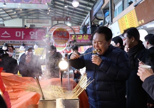 지난 1월 25일 윤석열 대통령이 경기도 의정부시 의정부제일시장을 찾아 어묵을 먹고 있다.