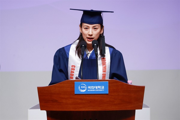  가수 이효리가 14일 오전 서울 성북구 국민대학교에서 열린 2023학년도 전기 학위수여식에서 축사를 하고 있다. 