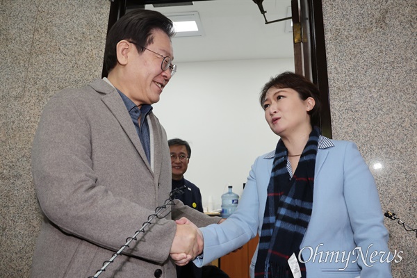 이재명 더불어민주당 대표(왼쪽)가 지난 16일 오전 서울 여의도 국회에서 이언주 전 의원과 차담회를 마치고 악수를 하고 있다. 이날 이 전 의원은 더불어민주당에 복당했다.