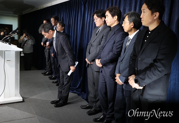 정몽규 회장, 클린스만 감독 경질 발표 정몽규 대한축구협회장이 16일 오후 서울 종로구 축구회관에서 클린스만 국가대표팀 감독 경질을 발표하고, 기자들과 일문일답을 마친 후  인사하고 있다.