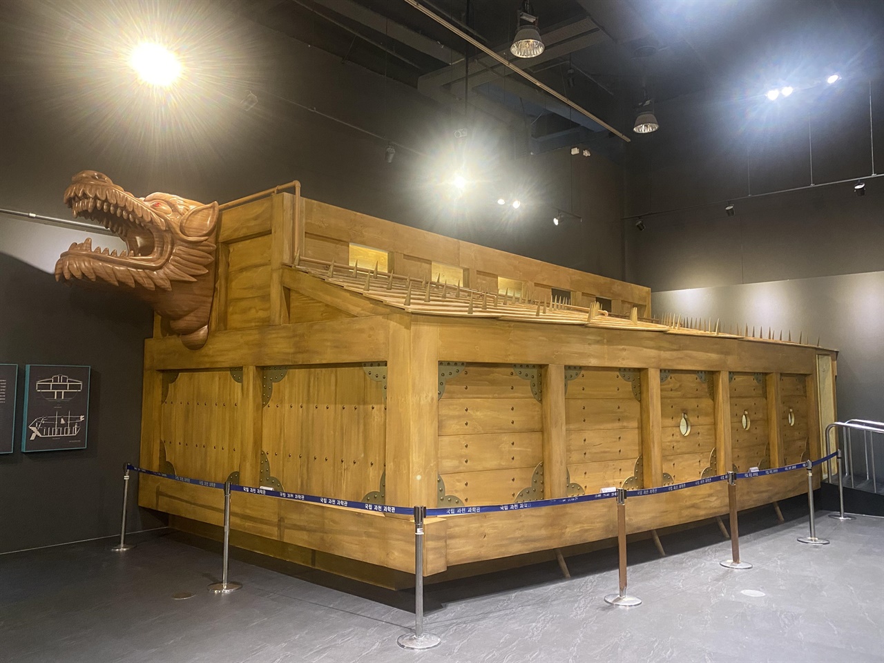 실물 크기 그대로 제작된 대형 거북선은 2022년 12월에 해군사관학교 박물관에서 발표한 거북선 관련 최신 연구 결과를 반영해 제작했다. 거북선의 약 4분의 1 부분이 재현됐다.