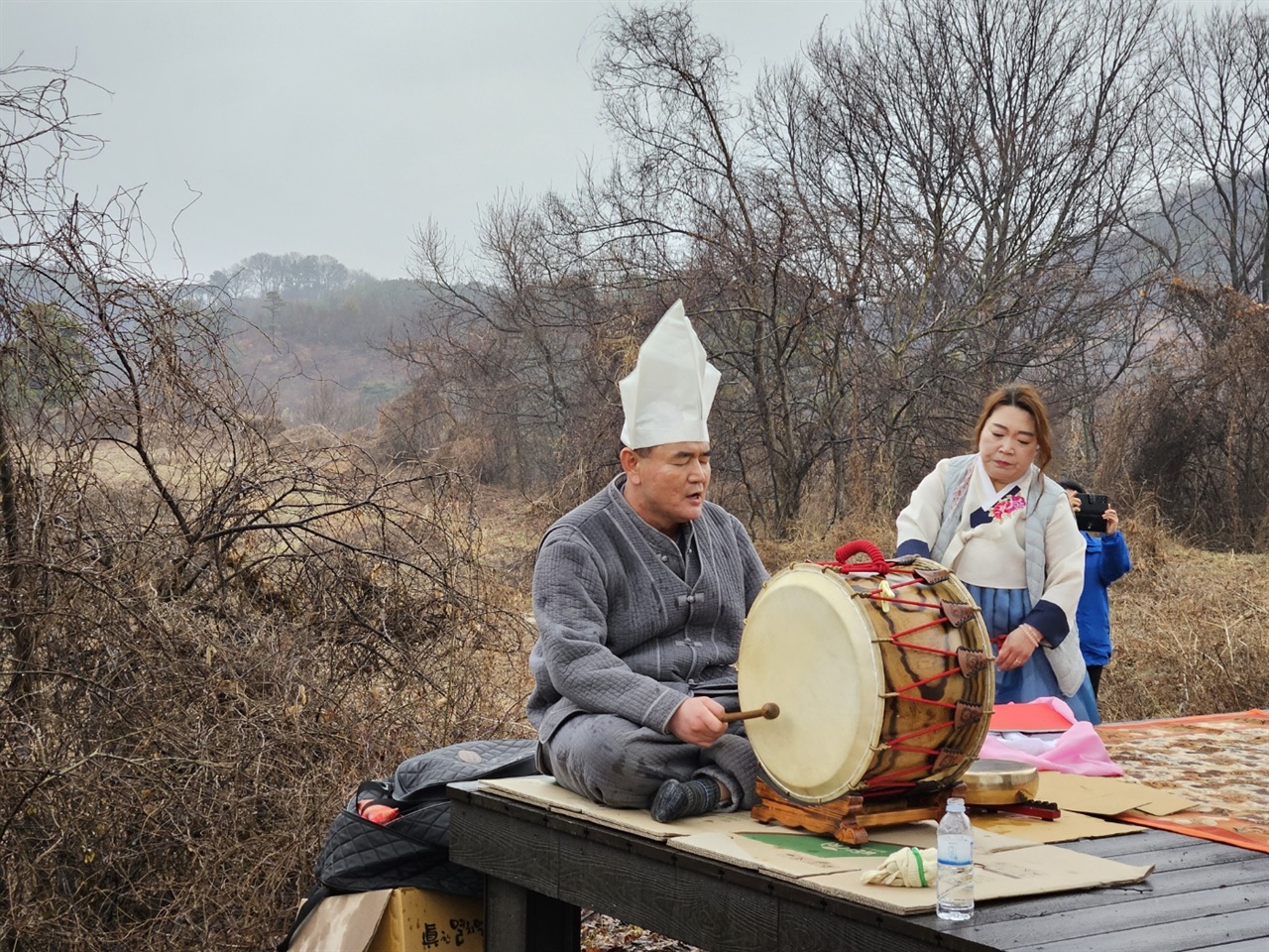  이날 당제는 박수무당이 산신전에 앉아 고사를 지내면서 당제 시작을 알렸다