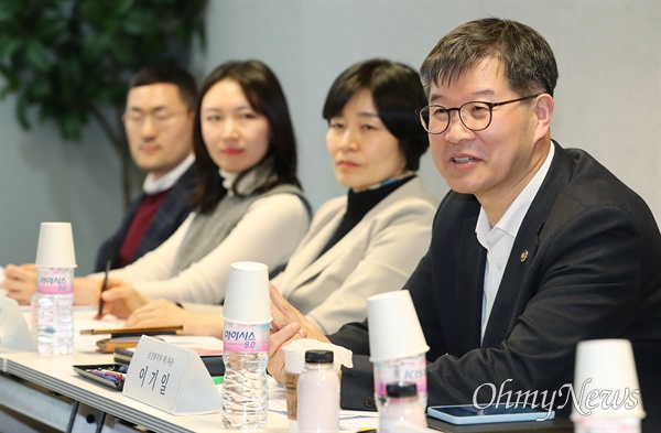 보건복지부-결혼정보회사, 저출산 관련 간담회 이기일 보건복지부 제1차관이 16일 오후 서울 중구 퇴계로의 한 모임공간에서 열린 저출산 관련 결혼정보회사(결혼중개업체)와의 간담회에서 인사말을 하고 있다. 이번 간담회는 청년 세대의 연애, 결혼과 출산에 대한 현장의견 청취를 통한 저출산 관련 정책 개선을 검토하기 위해 마련됐다.