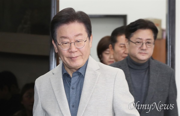 이재명 더불어민주당 대표가 지난 16일 오전 서울 여의도 국회에서 열린 최고위원회의에 참석하고 있다.