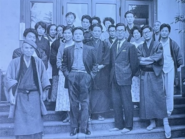 할아버지 김평수씨의 생전 모습(맨 앞줄 왼쪽에서 두 번째). 퇴원한 뒤 병원 관계자들과 함께 찍은 사진. 
