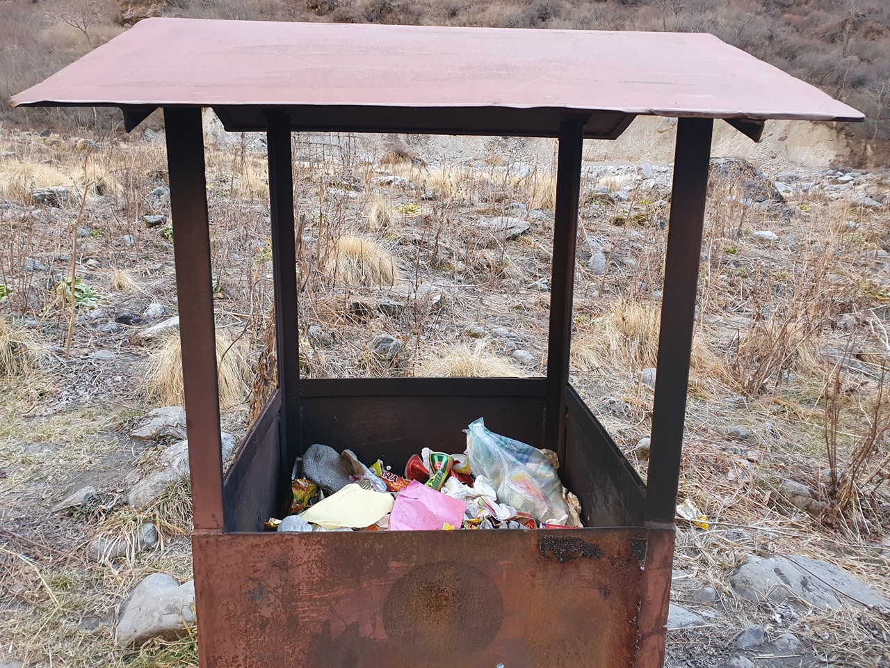 롯지와 롯지 사이에 작은 쓰레기 소각로가 설치되어 있다.