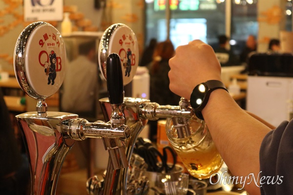16일 오후 6시 서울 중구 을지로3가에 다시 문을 연 '을지오비베어'에서 직원들이 잔에 맥주를 따르고 있다.