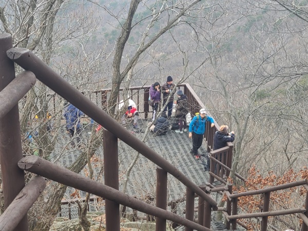 가파른 계단에서 잠시 숨을 고르는 등산객들. 주말이면 산행을 즐기는 사람들이 많다.