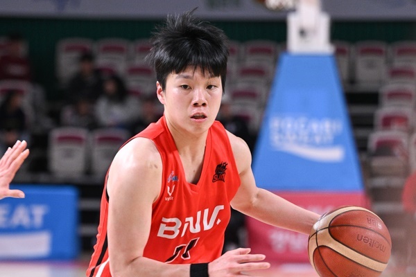 진안은 고교 시절 한국으로 귀화해 WKBL에서 리그 정상급 센터로 성장했다.