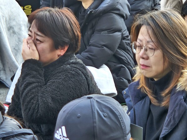  17일 교사집회에서 눈물을 흘리는 교사들. ©교육언론창