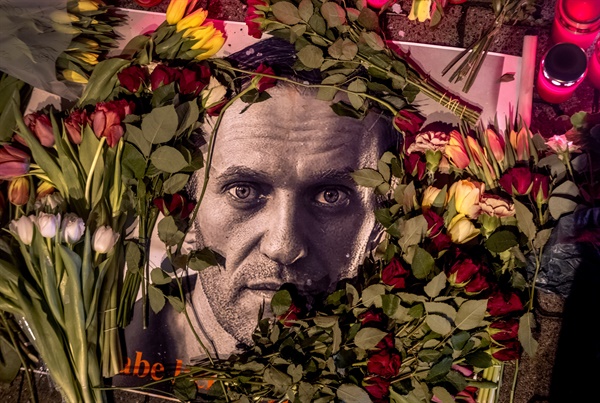 지난 17일 독일 프랑크푸르트의 구 러시아 영사관 근처에 알렉세이 나발니를 추모하는 꽃과 사진이 놓여 있다. 