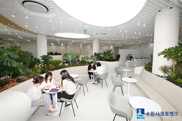 수원시 새빛민원실은 민원 소통 현장일 뿐 아니라 공무원간 소통 공간으로 거듭나고 있다. 