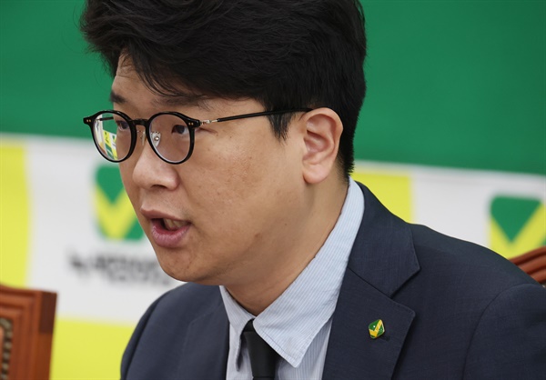 녹색정의당 김준우 상임대표가 18일 국회에서 열린 기자간담회에서 총선 '야권 위성정당' 불참 결정 관련 설명을 하고 있다. 
