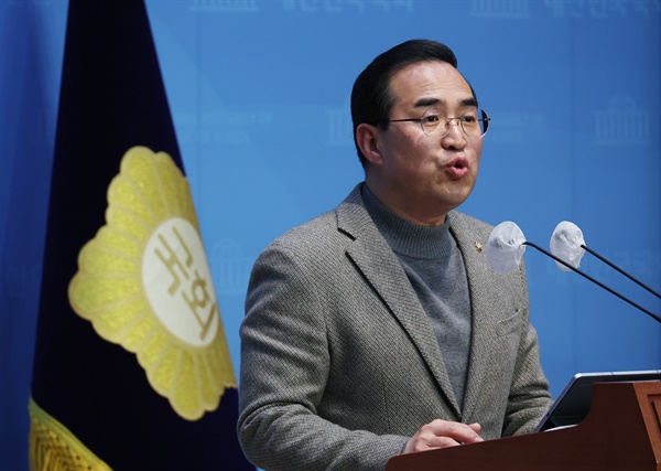 더불어민주당 '민주개혁진보 선거연합 추진단' 단장인 박홍근 의원이 18일 국회에서 녹색정의당의 비례연합 정당 불참과 관련한 기자회견을 하고 있다.