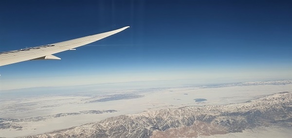 비행기 밖으로 내다 보이는 설원의 풍경은 지구가 한 겨울에 있음을 느끼게 한다. 