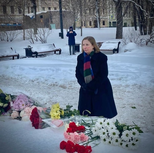 린 트레이시 러시아 주재 미국 대사가 알렉세이 나발니를 추모하고 있다 