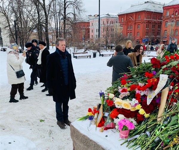 나이젤 케이시 러시아 주재 영국 대사가 알렉세이 나발니를 추모하고 있다 
