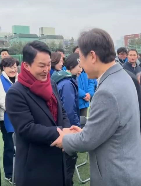 18일 계양축구협회 시무식에 참석한 이재명 민주당 대표와 원희룡 전 장관이 손을 잡고 인사를 나누고 있는 모습 
