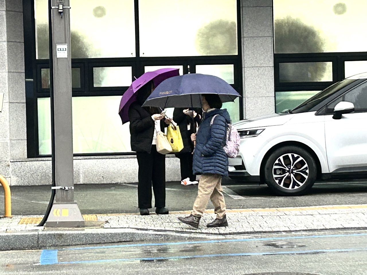 우수인 19일, 충남 홍성은 전날 저녁부터 내리기 시작한 비가 본격적으로 내리기 시작했다. 시민들이 우산을 쓴 채 버스를 기다리고 있다. 