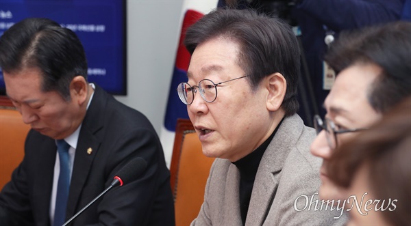 이재명 더불어민주당 대표가 19일 오전 서울 여의도 국회에서 열린 최고위원회의에서 발언하고 있다.
