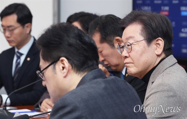 이재명 더불어민주당 대표가 19일 오전 서울 여의도 국회에서 열린 최고위원회의에서 참석자들의 발언을 들으며 생각에 잠겨 있다.