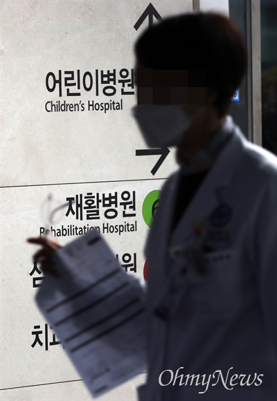 세브란스병원 소아청소년과 1∼3년 차를 포함한 전공의들이 사직서를 제출한 19일 오전 서울 서대문구 세브란스병원에서 한 의료진이 발걸음을 옮기고 있다.