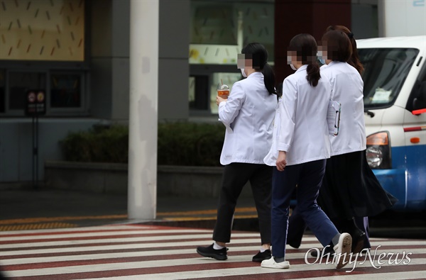 지난달 19일 오전 서울 서대문구 세브란스병원에서 의료진들이 발걸음을 옮기고 있다.