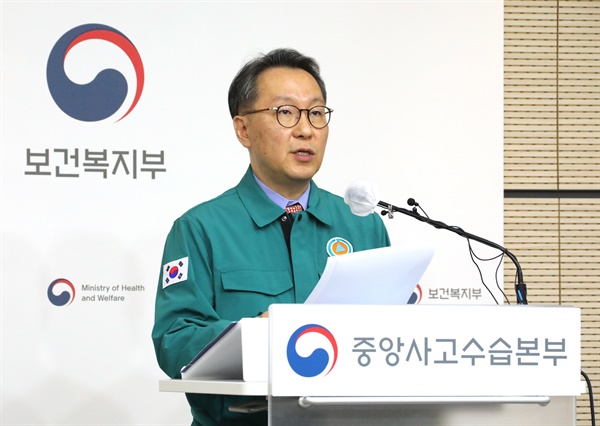 복지부, "전체 전공의에게 진료 유지명령 발령" 박민수 보건복지부 2차관이 19일 오전 정부세종청사에서 열린 '의사 집단행동 중앙사고수습본부' 브리핑에서 "이 시간부로 전국 221개 전체 수련병원의 전공의를 대상으로 진료유지명령을 발령한다"며 "오늘 현장점검을 실시할 예정이며, 현황이 파악되면 신속하고 투명하게 공개하겠다"고 밝히고 있다. 